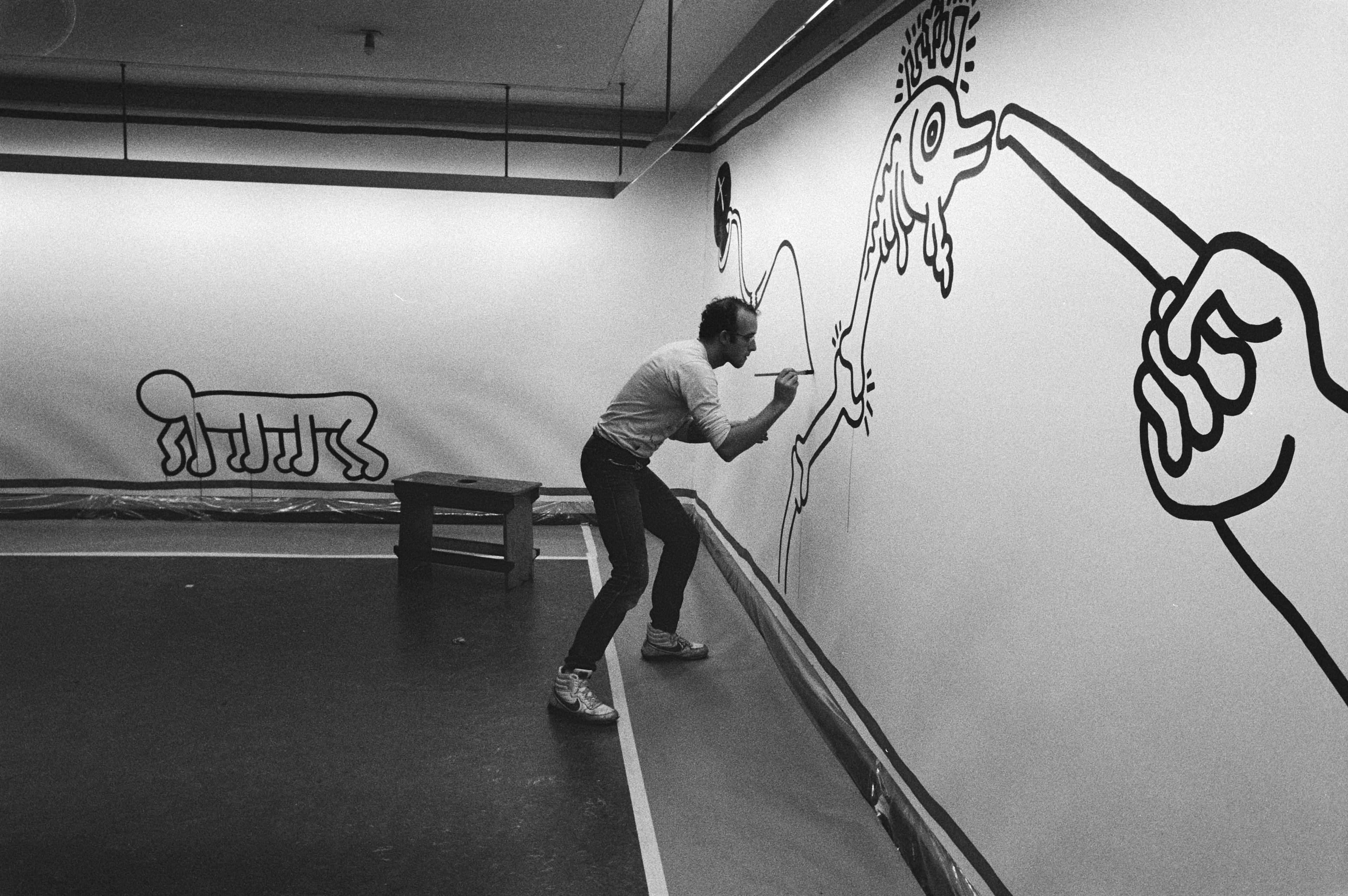 Americký výtvarník Keith Haring při práci