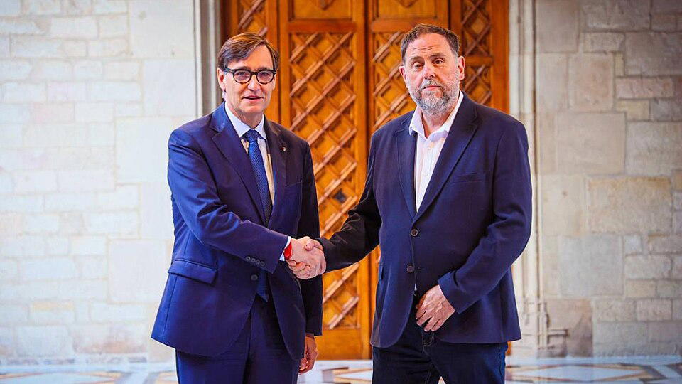 Katalánský premiér Salvador Illa (vlevo) s Oriolem Junquerasem