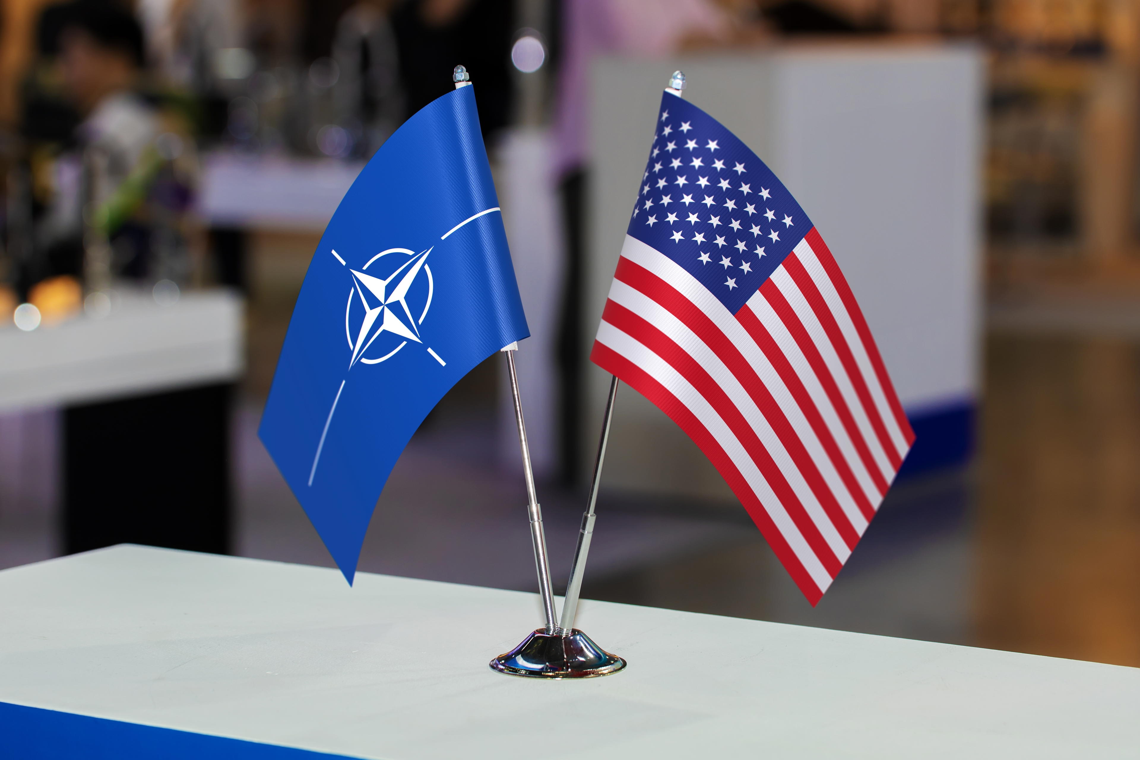 Vlajky NATO a Spojených států