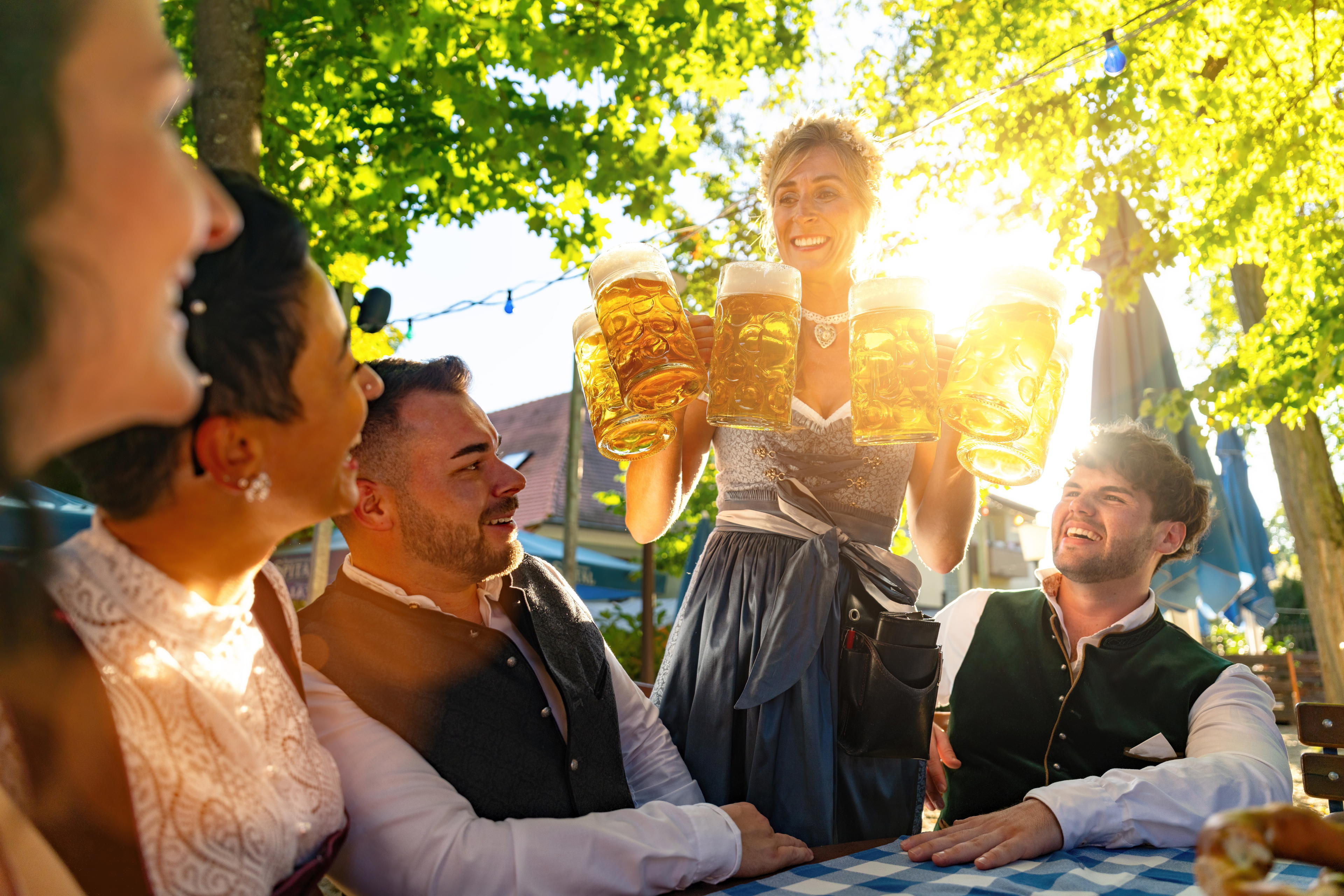Servírka roznáší tupláky na Oktoberfestu