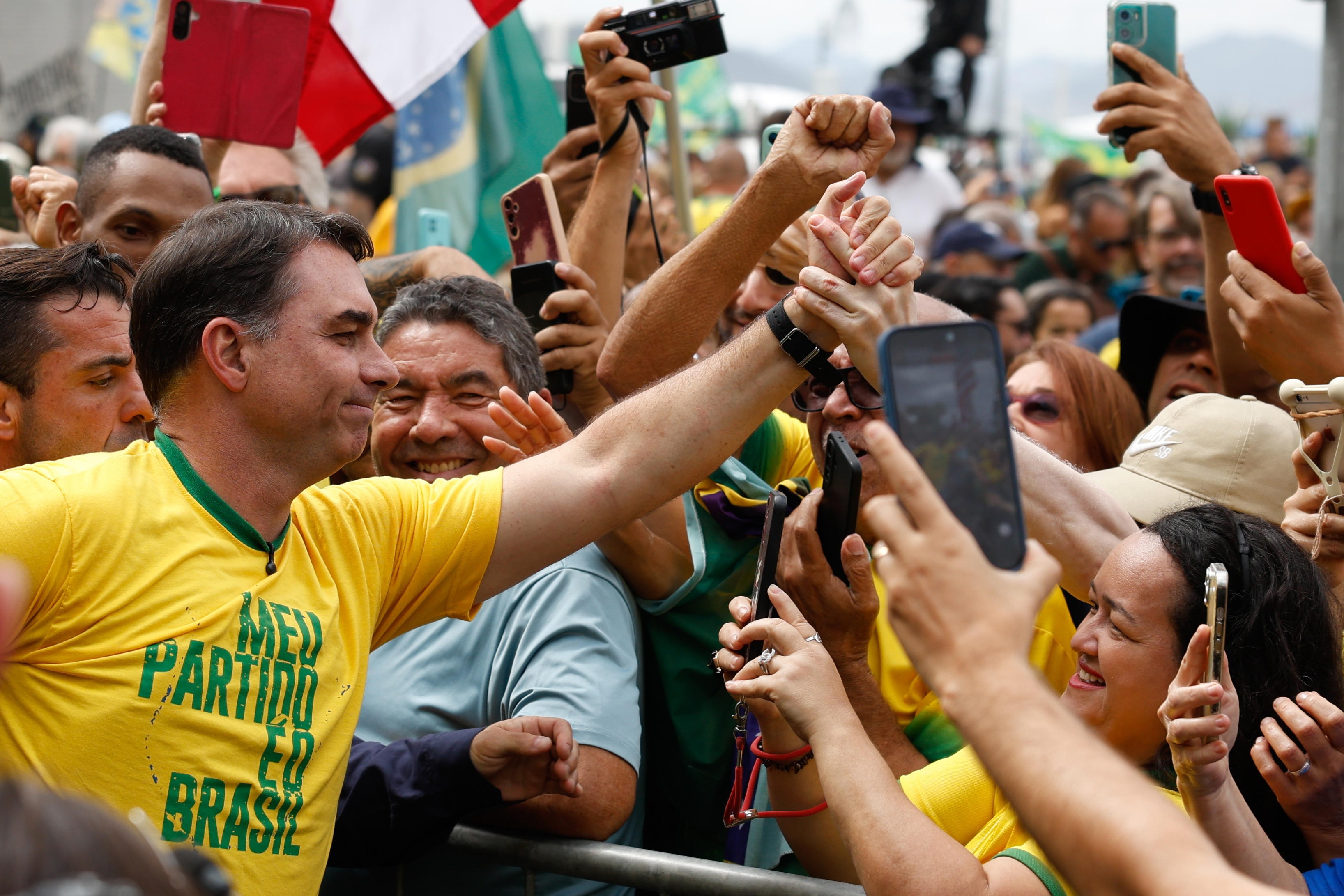 Syn bývalého prezidenta Flávio Bolsonaro porazil po sečtení téměř 100 % hlasů v 1. kole prezidentských voleb úřadující hlavu státu o přibližně dvě procenta. 